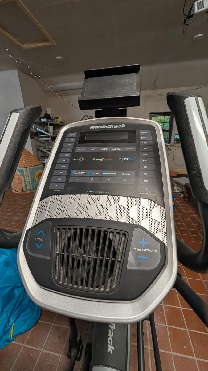 NordicTrack C 7.5 Incline Cross Trainer - Image 2