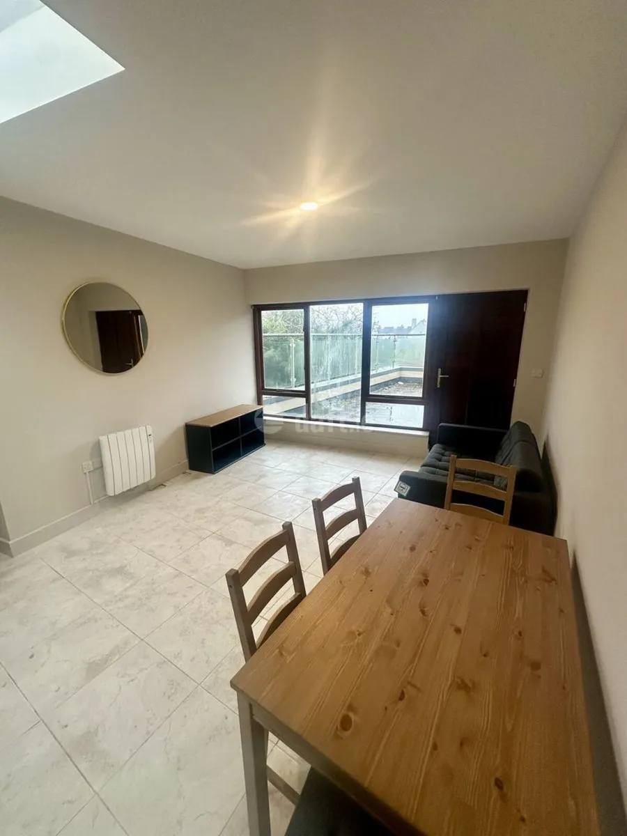 Main St Midleton: 3 Bed 2 Bath Apart + Roof Garden - Image 3