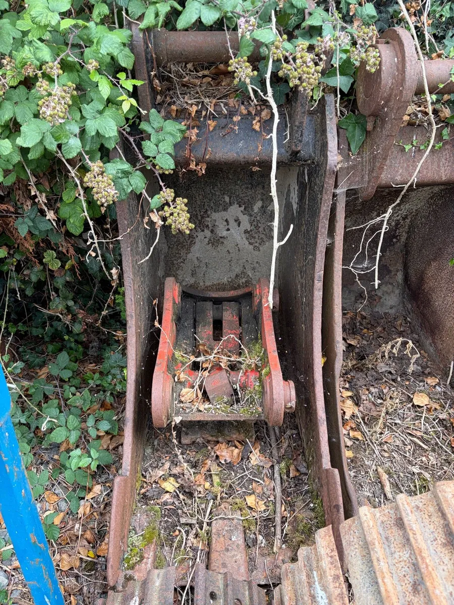 23 inch bucket 80mm pin and 65mm - Image 1