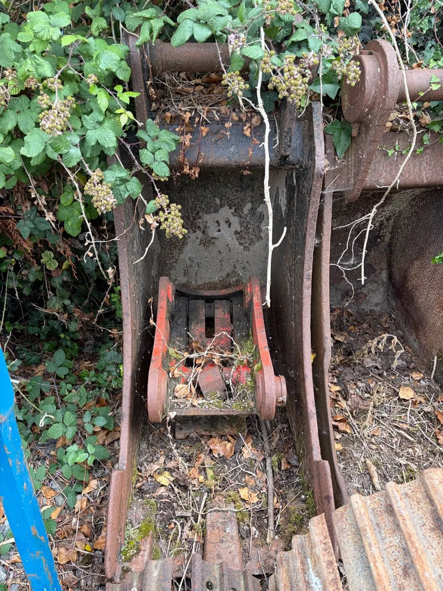 23 inch bucket 80mm pin and 65mm - Image 2