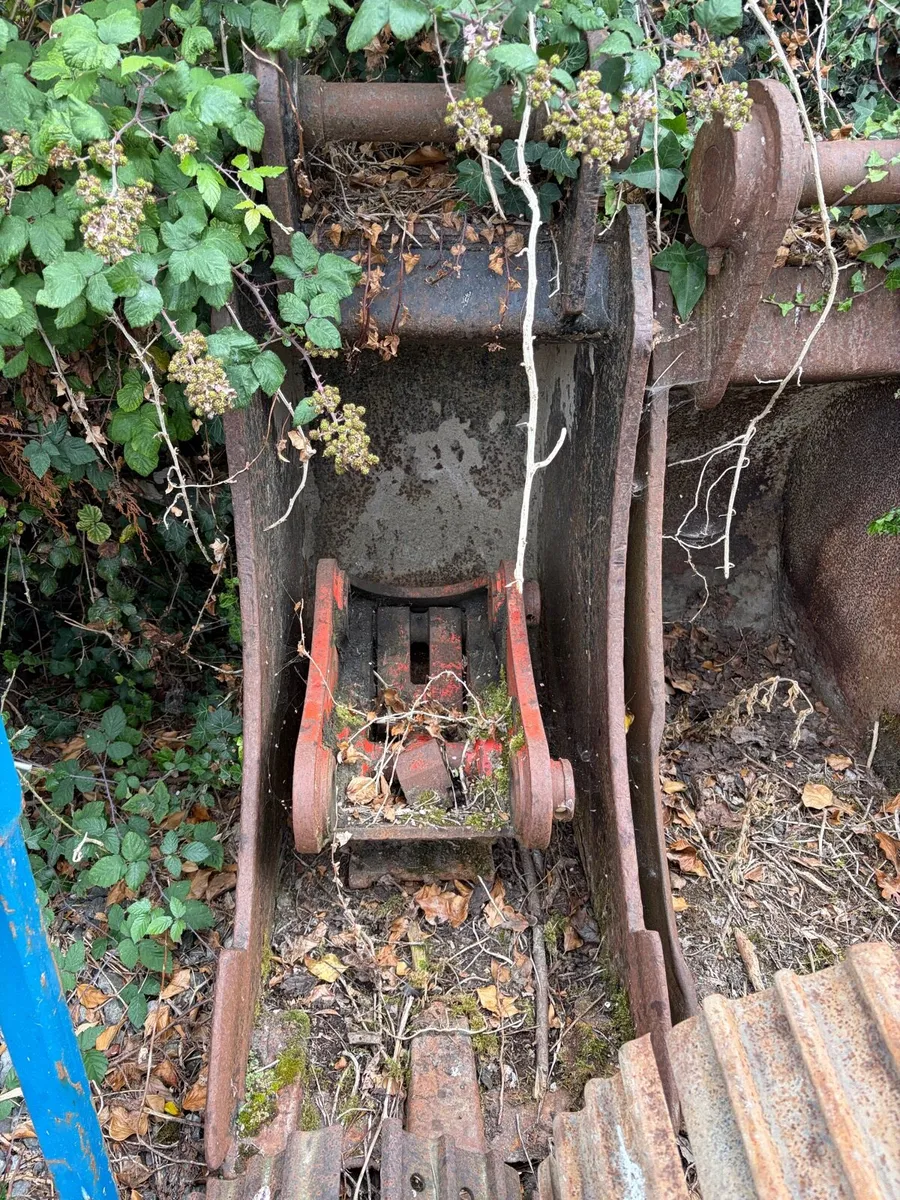 23 inch bucket 80mm pin and 65mm - Image 3