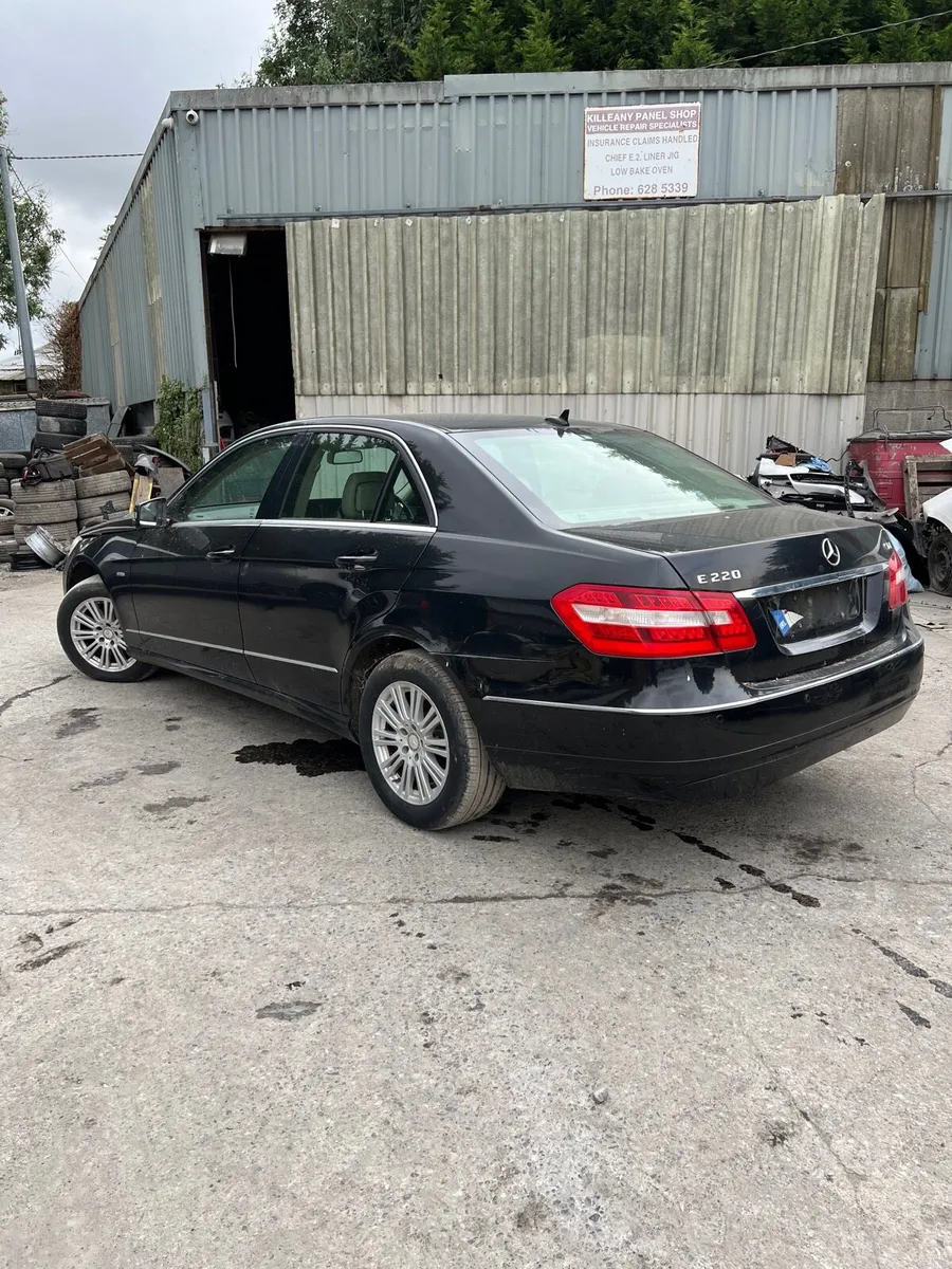Breaking Mercedes e220cdi 2011 w212 c197 - Image 3