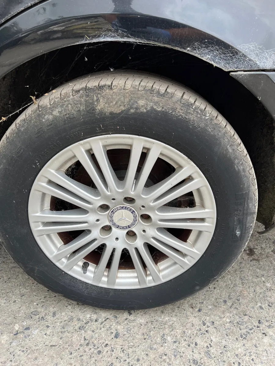 Breaking Mercedes e220cdi 2011 w212 c197 - Image 4