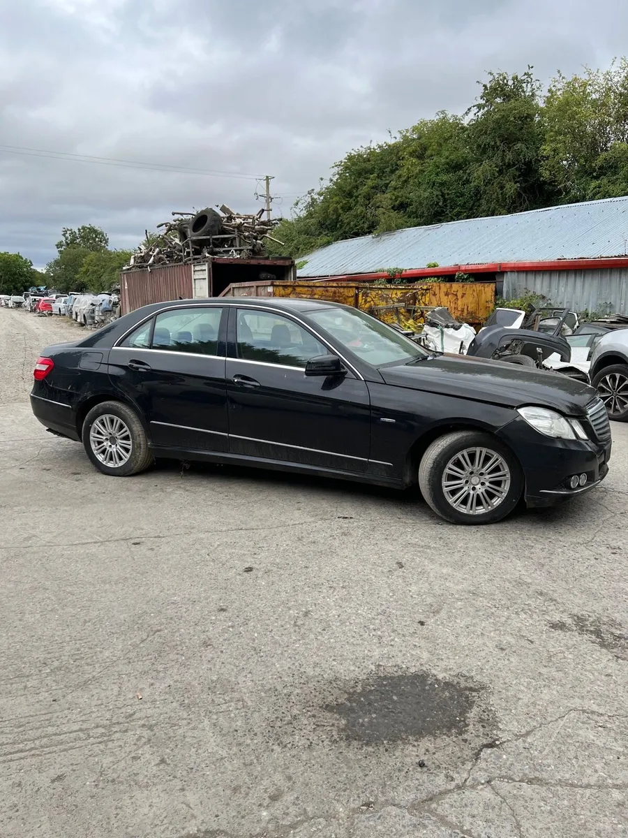 Breaking Mercedes e220cdi 2011 w212 c197 - Image 1