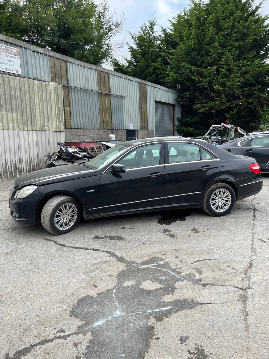 Breaking Mercedes e220cdi 2011 w212 c197 - Image 2
