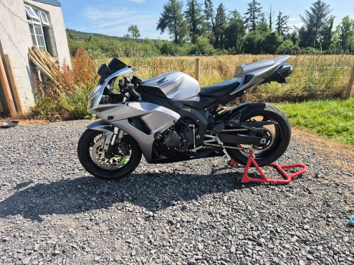 CBR 1000 RR - Image 4