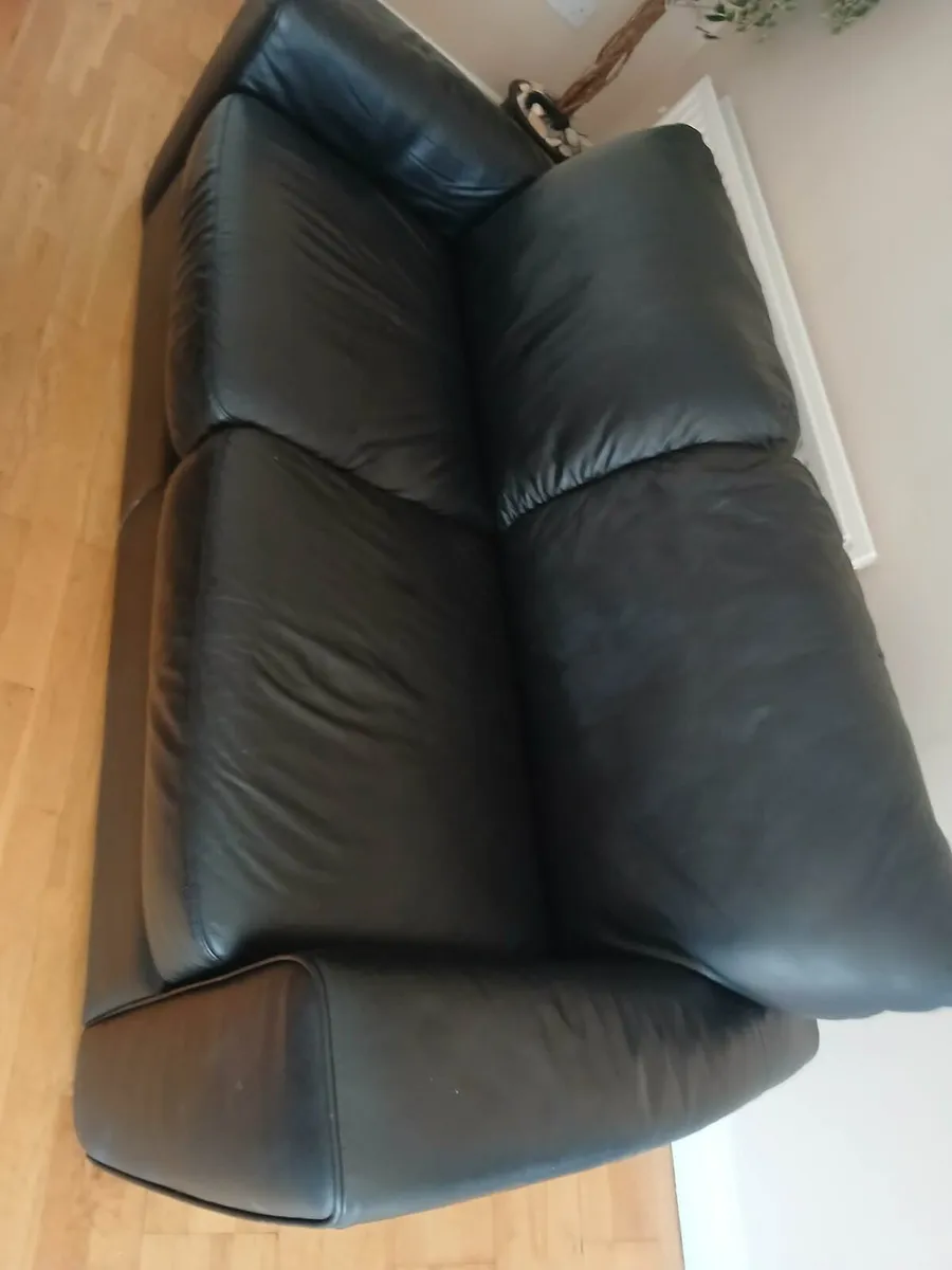 Two seater black leather couch - Image 2