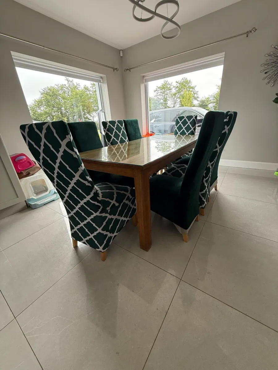 Table and chairs - Image 3