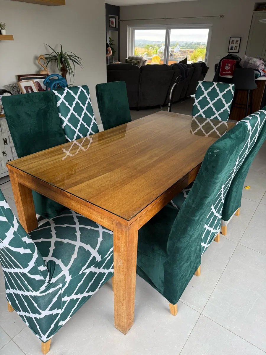 Table and chairs - Image 1