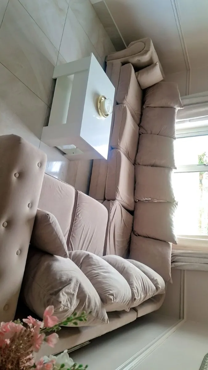 Corner couch - Image 1