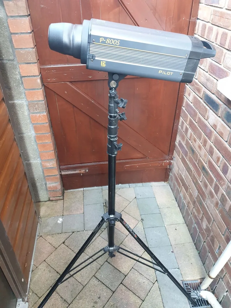 Studio light and tripod. - Image 1