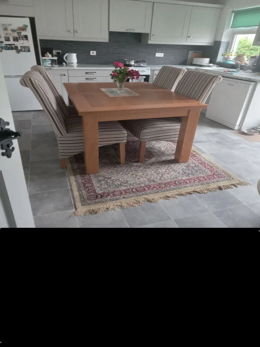 Dining table and 6 chairs - Image 2