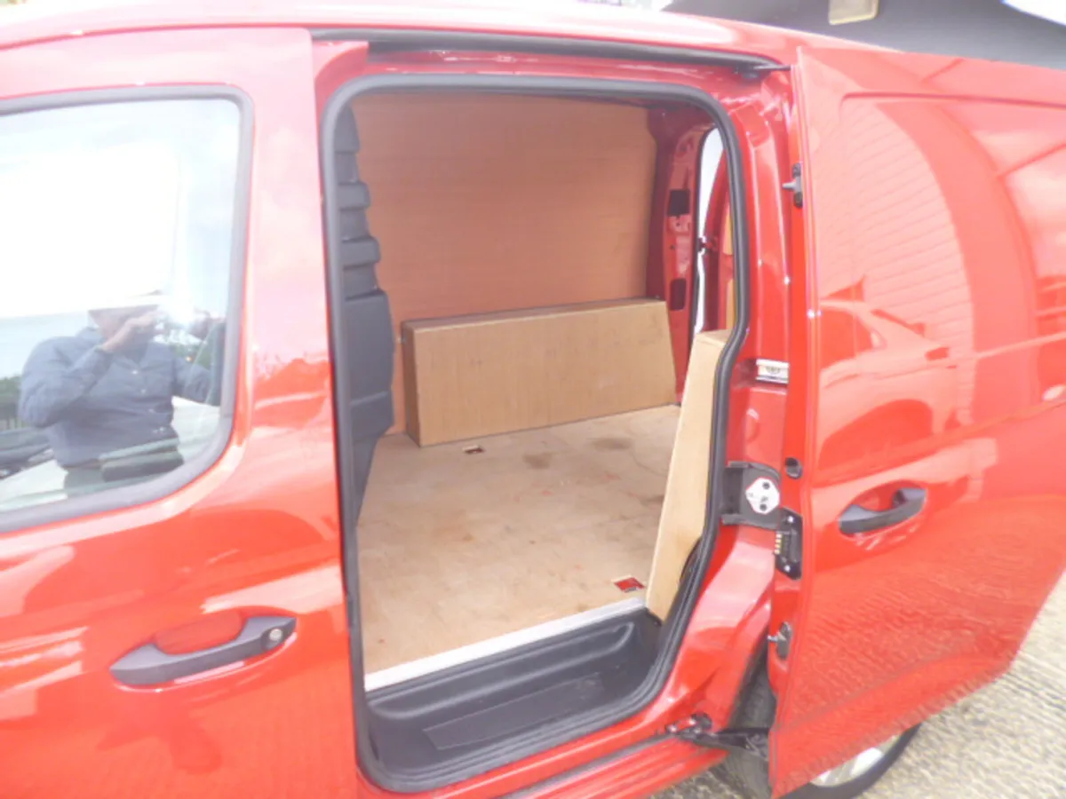 VW Caddy 2.0L Panel Van 2022 - Image 3