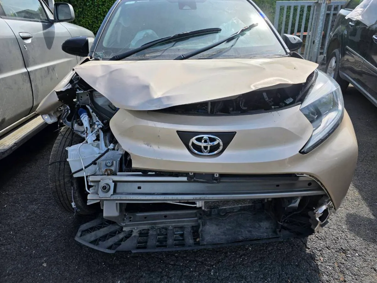 232 Toyota aygo x - Image 2