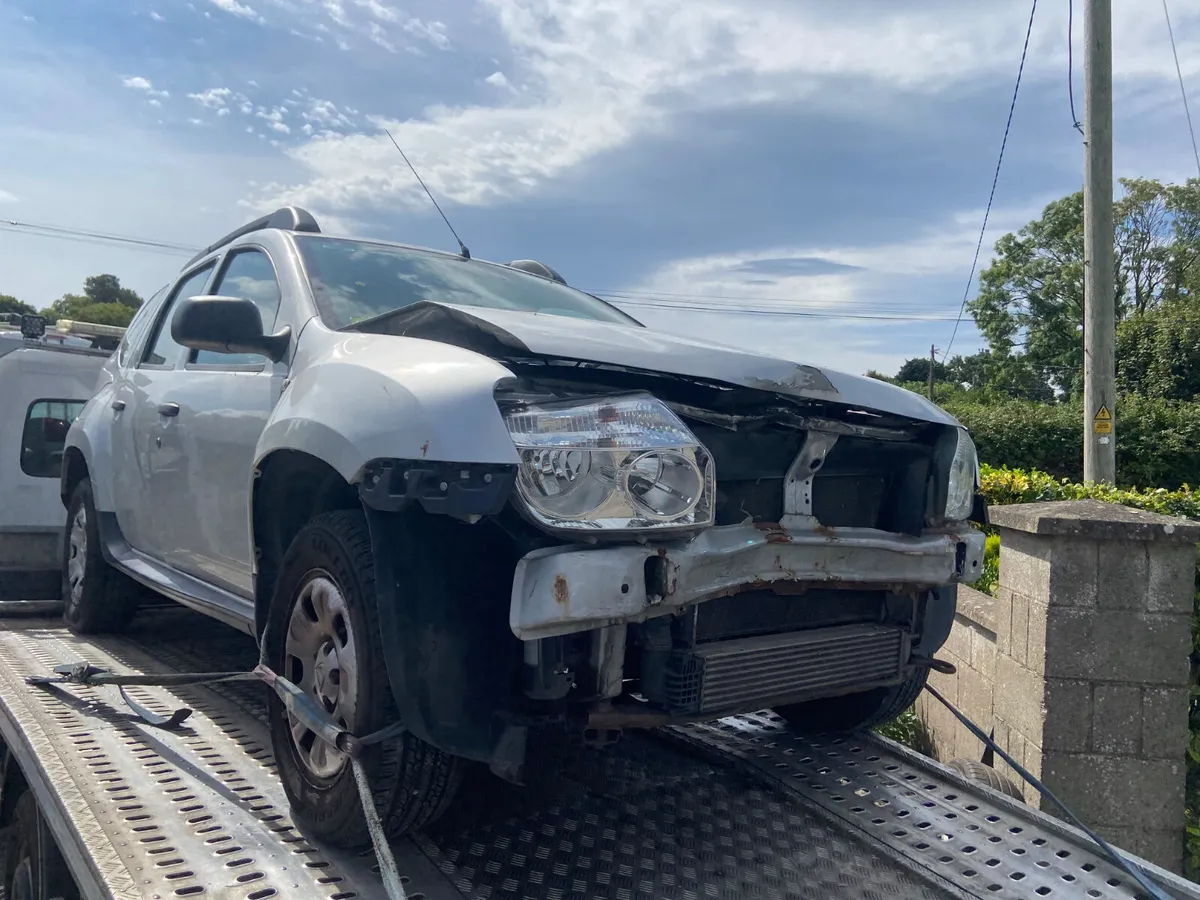 2014 Dacia duster damaged front - Image 1