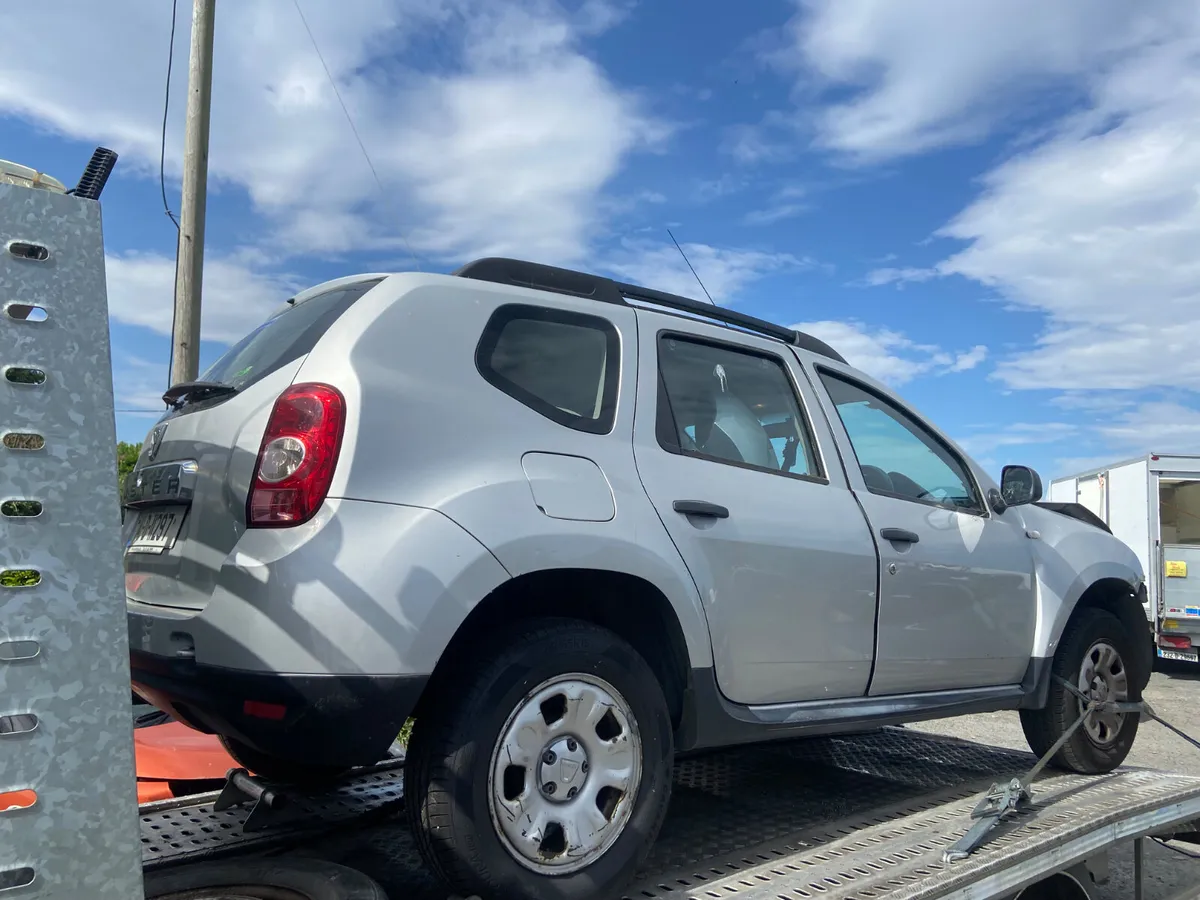 2014 Dacia duster damaged front - Image 4