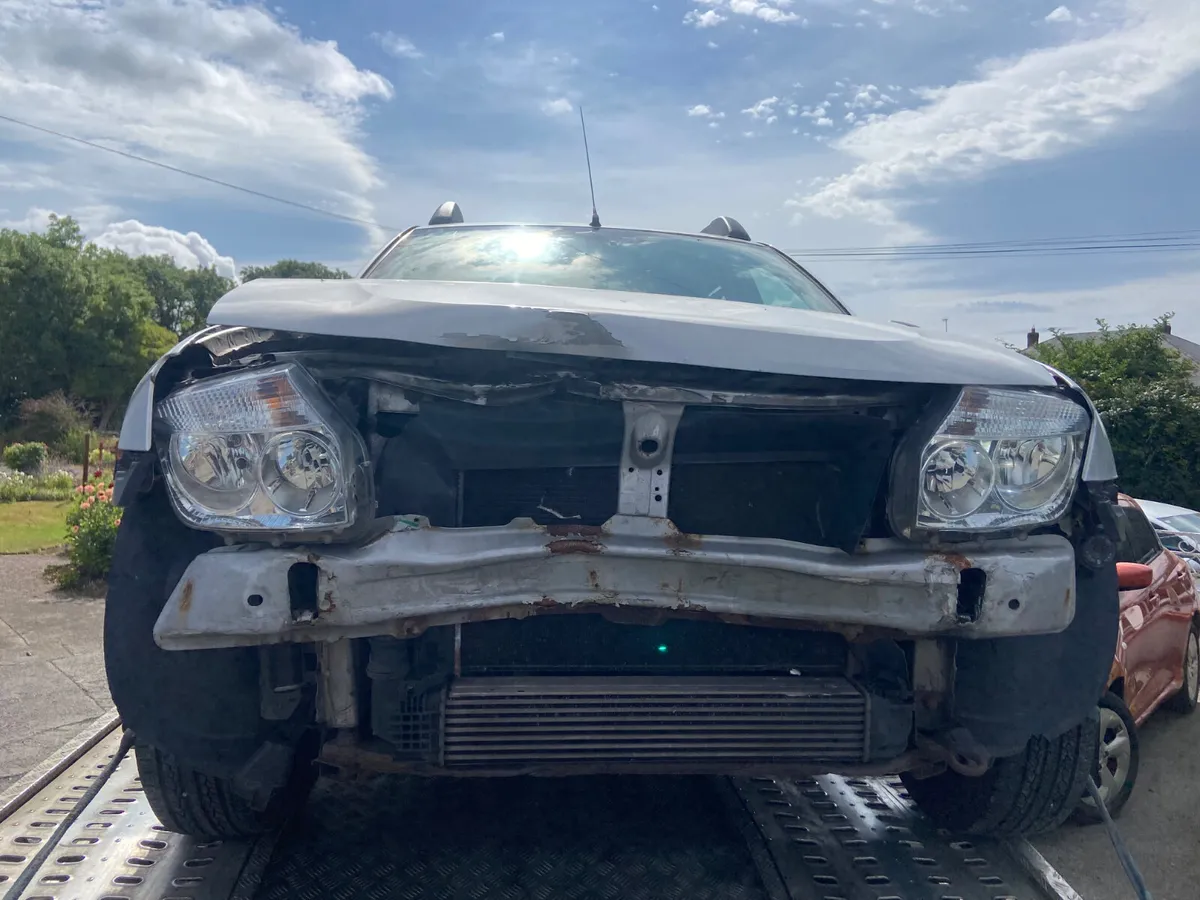 2014 Dacia duster damaged front - Image 3