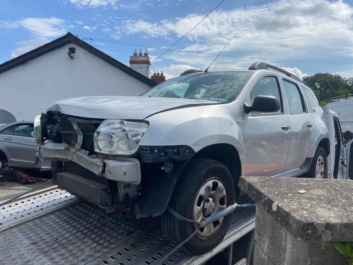 2014 Dacia duster damaged front - Image 2