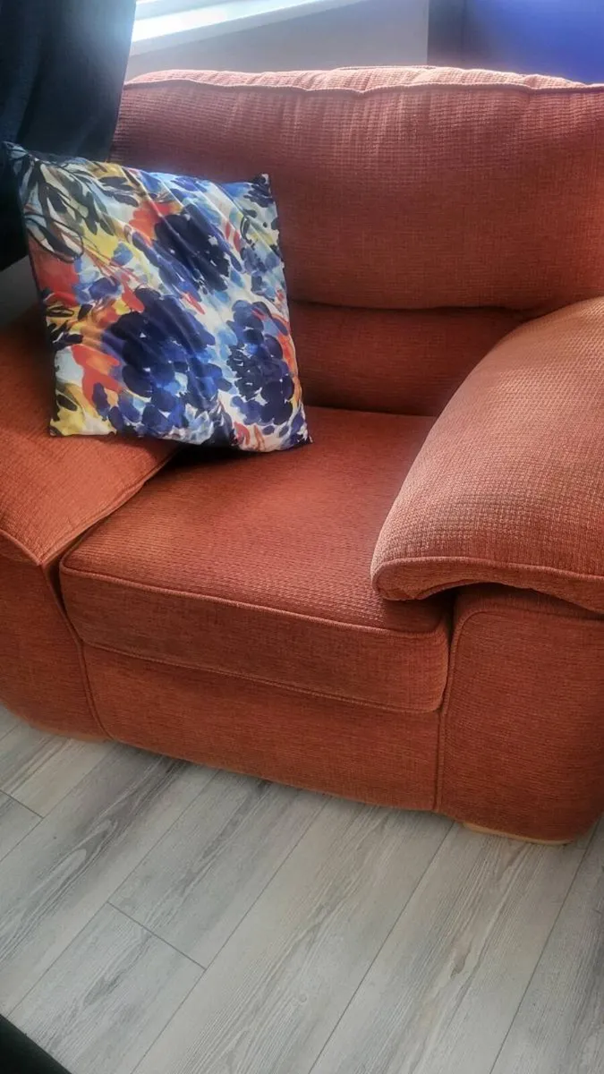 2 seater sofa and 2 matching armchairs - Image 1
