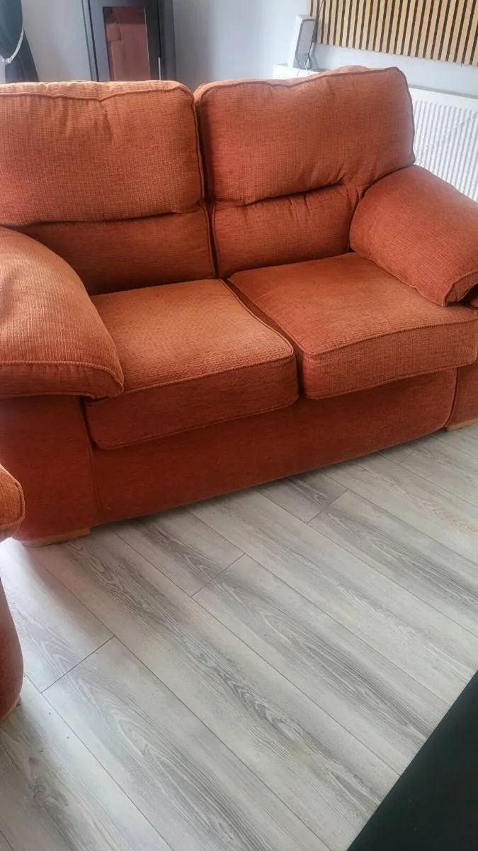 2 seater sofa and 2 matching armchairs - Image 2
