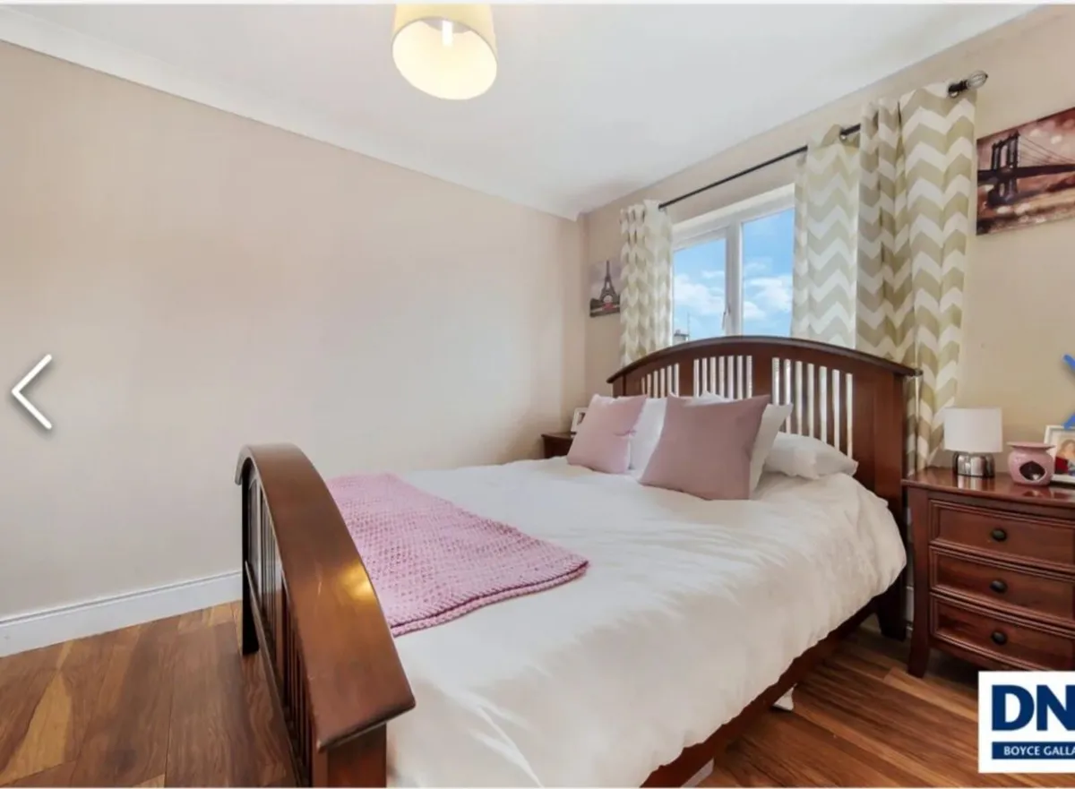 Bedroom suite of furniture - Image 3