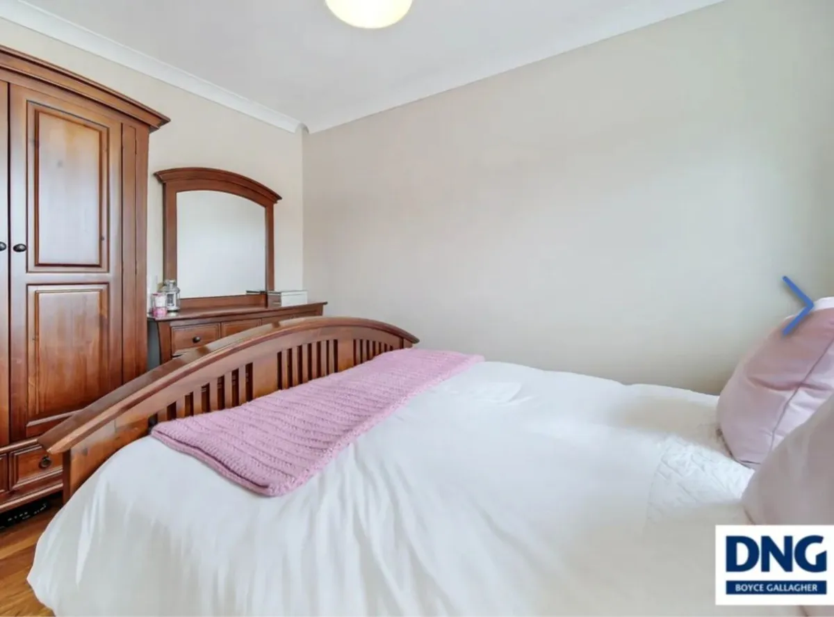 Bedroom suite of furniture - Image 2
