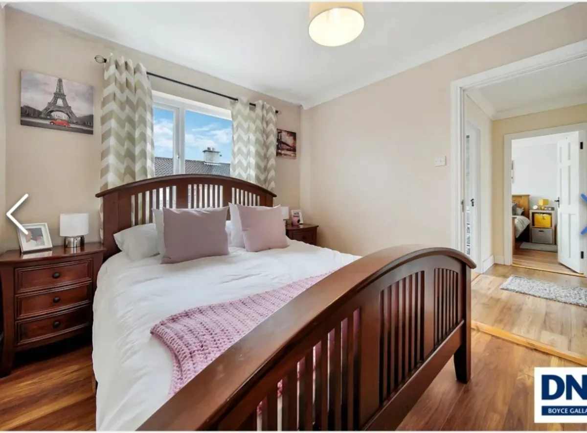 Bedroom suite of furniture - Image 1