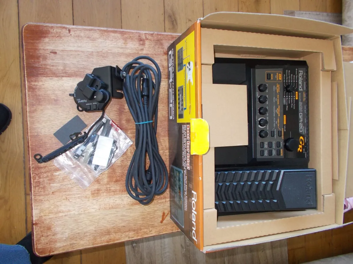 Guitar Synthesizer GR-20 with MIDI Guitar Pickup - Image 2