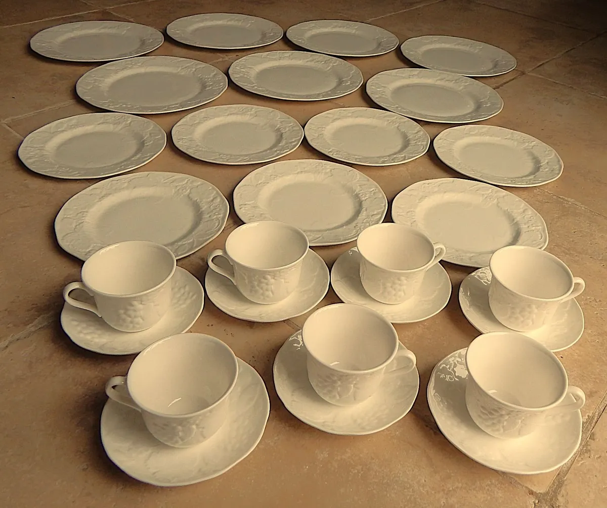 Wedgwood Bone China Strawberry & Vine Tableware - Image 1