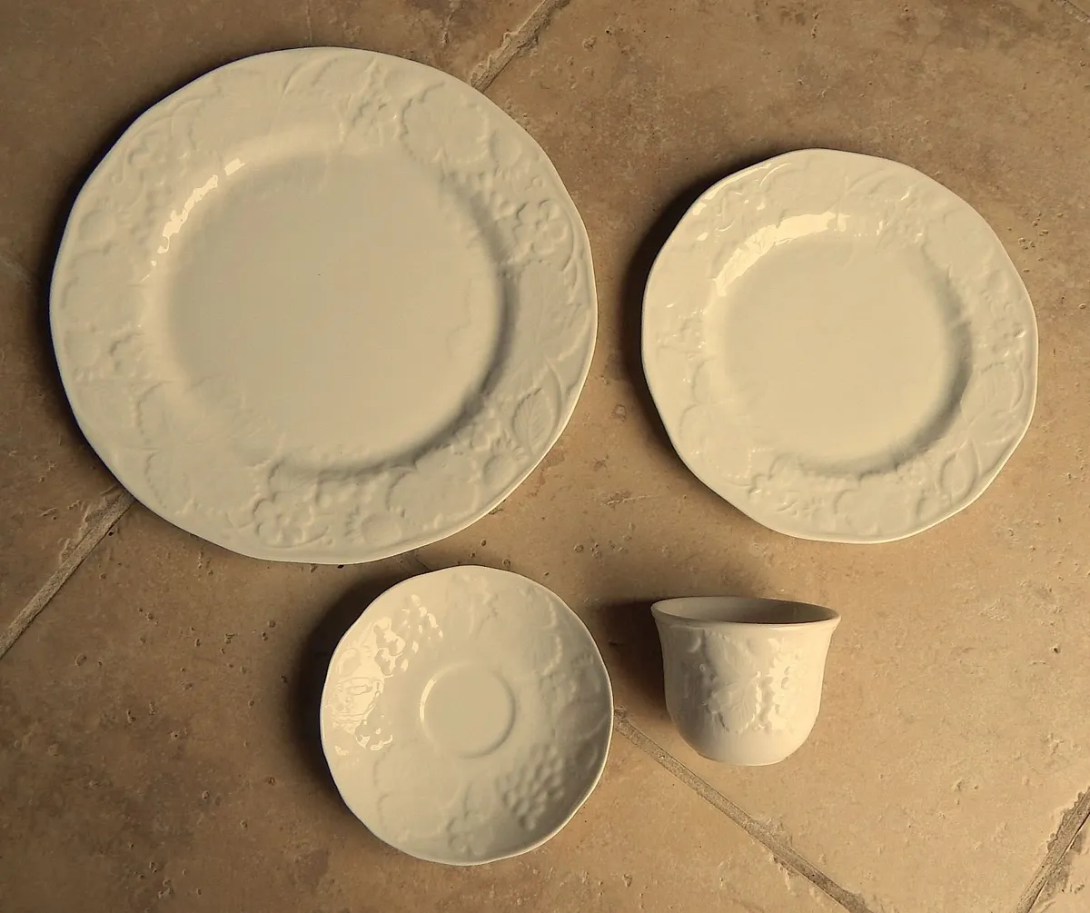 Wedgwood Bone China Strawberry & Vine Tableware - Image 3