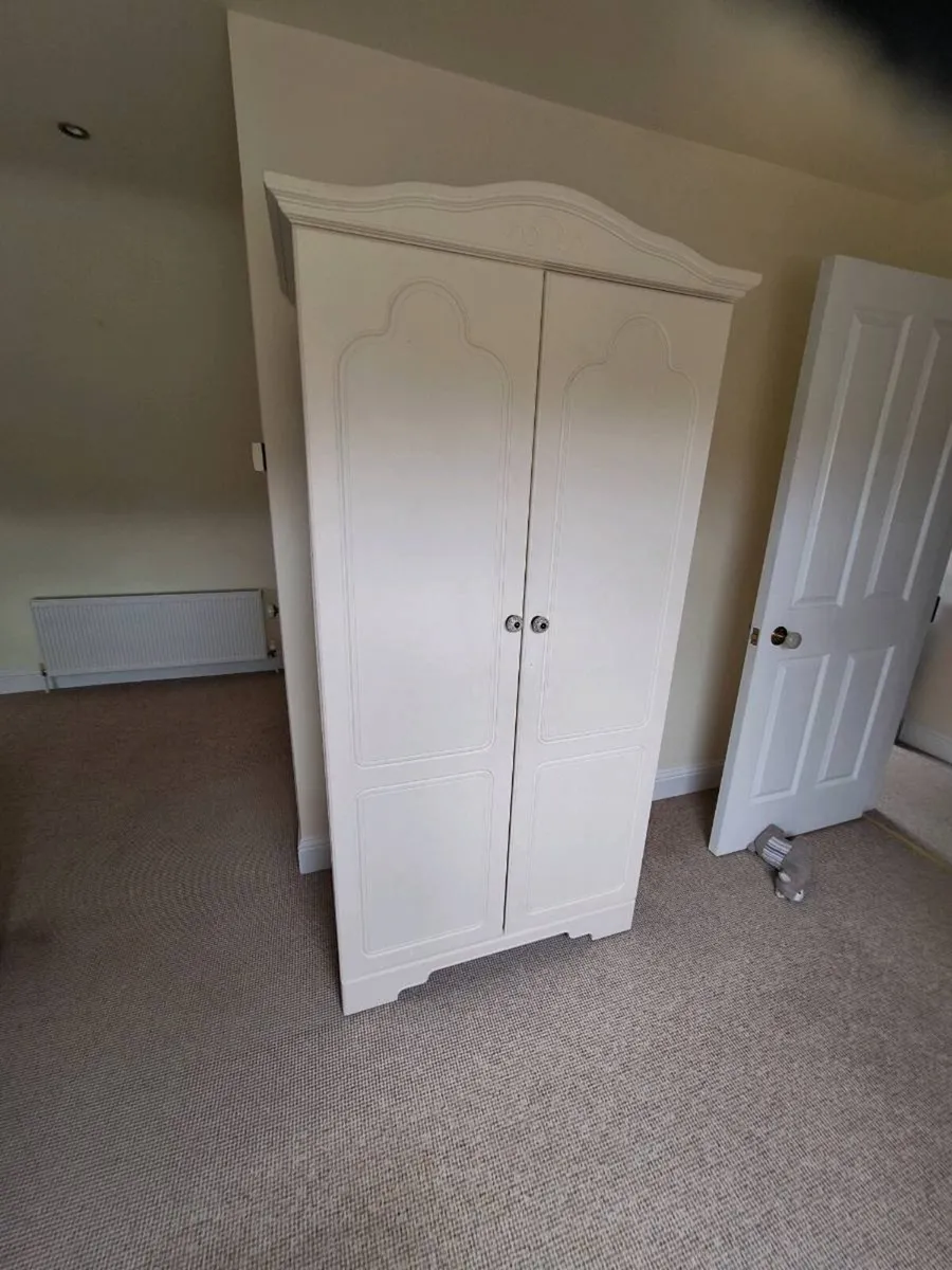 Free to take away: Wardrobe - Image 1
