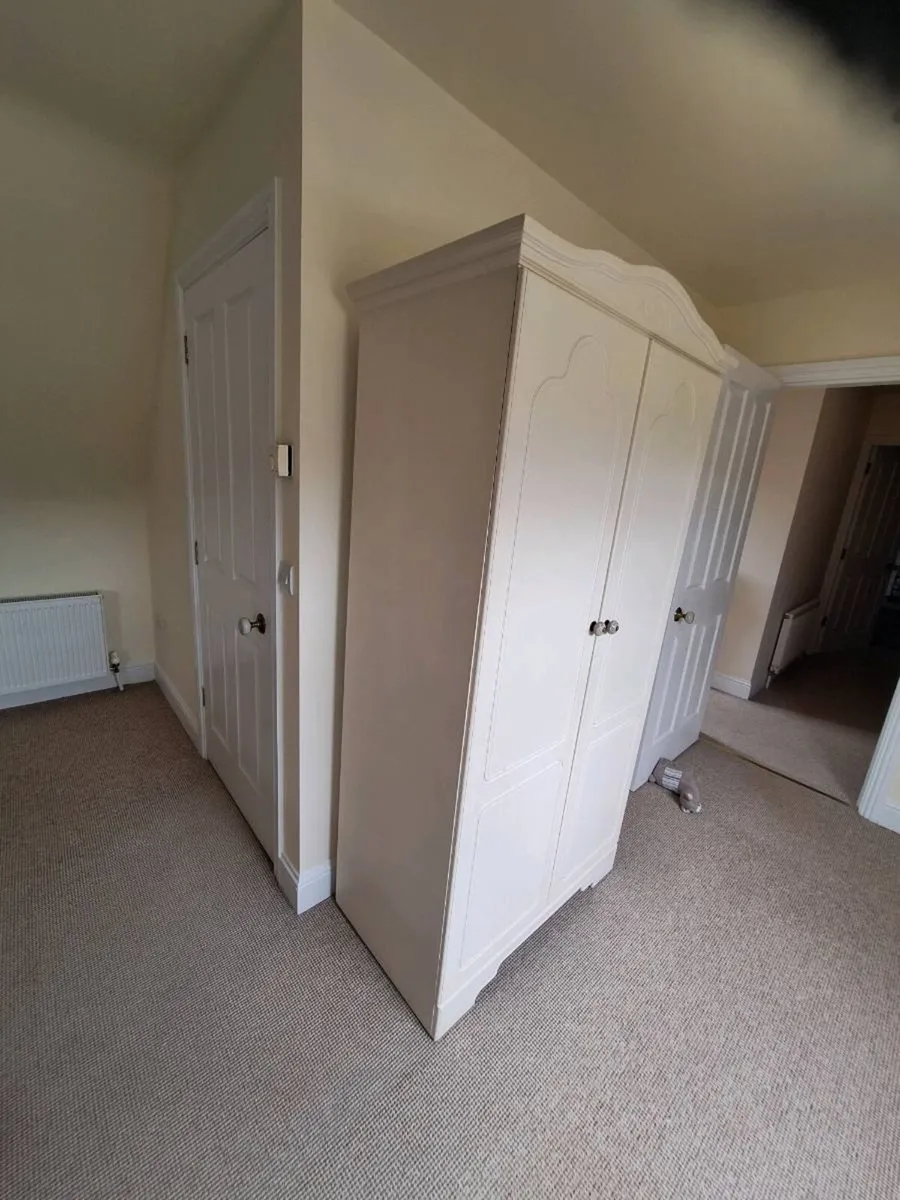 Free to take away: Wardrobe - Image 2