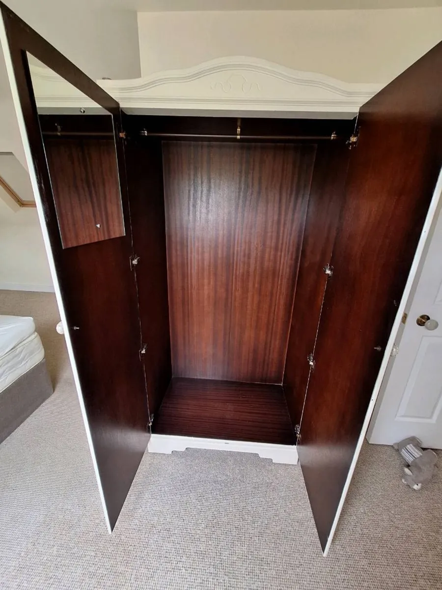 Free to take away: Wardrobe - Image 3