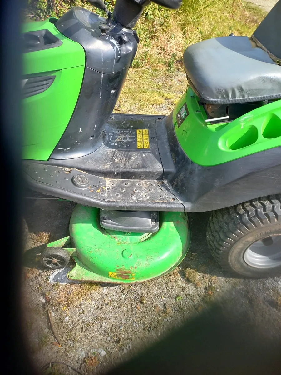 Ride on lawnmower - Image 1