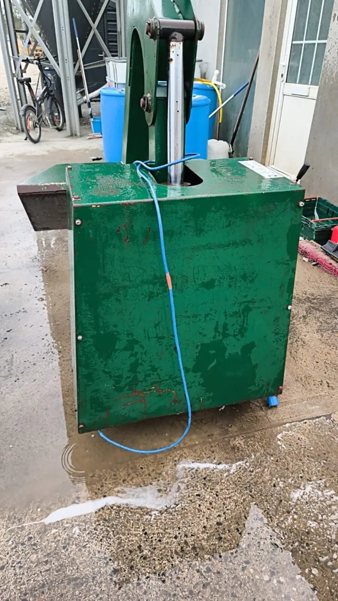 1100 Ltr bin compactor - Image 3