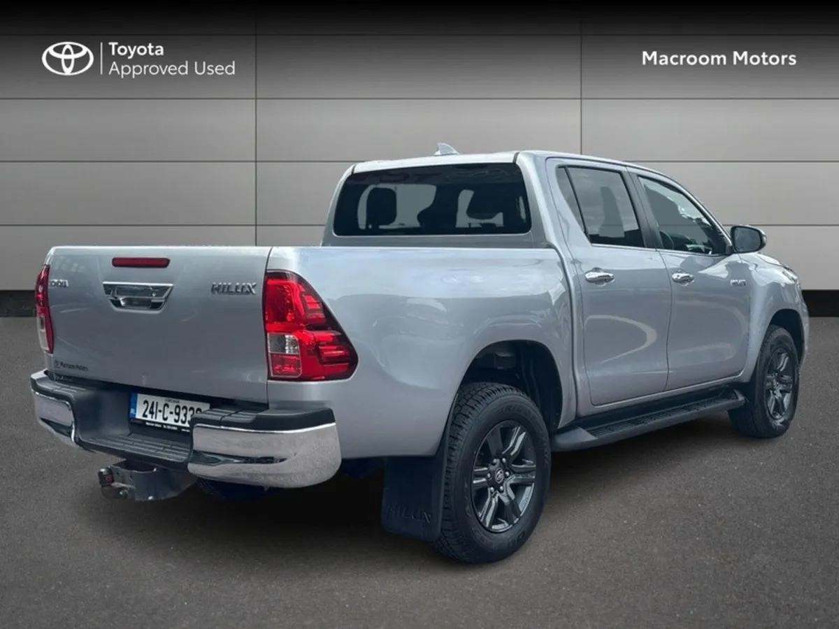 Toyota Hilux 2.8 SR5 D/CAB AUTO - Image 2