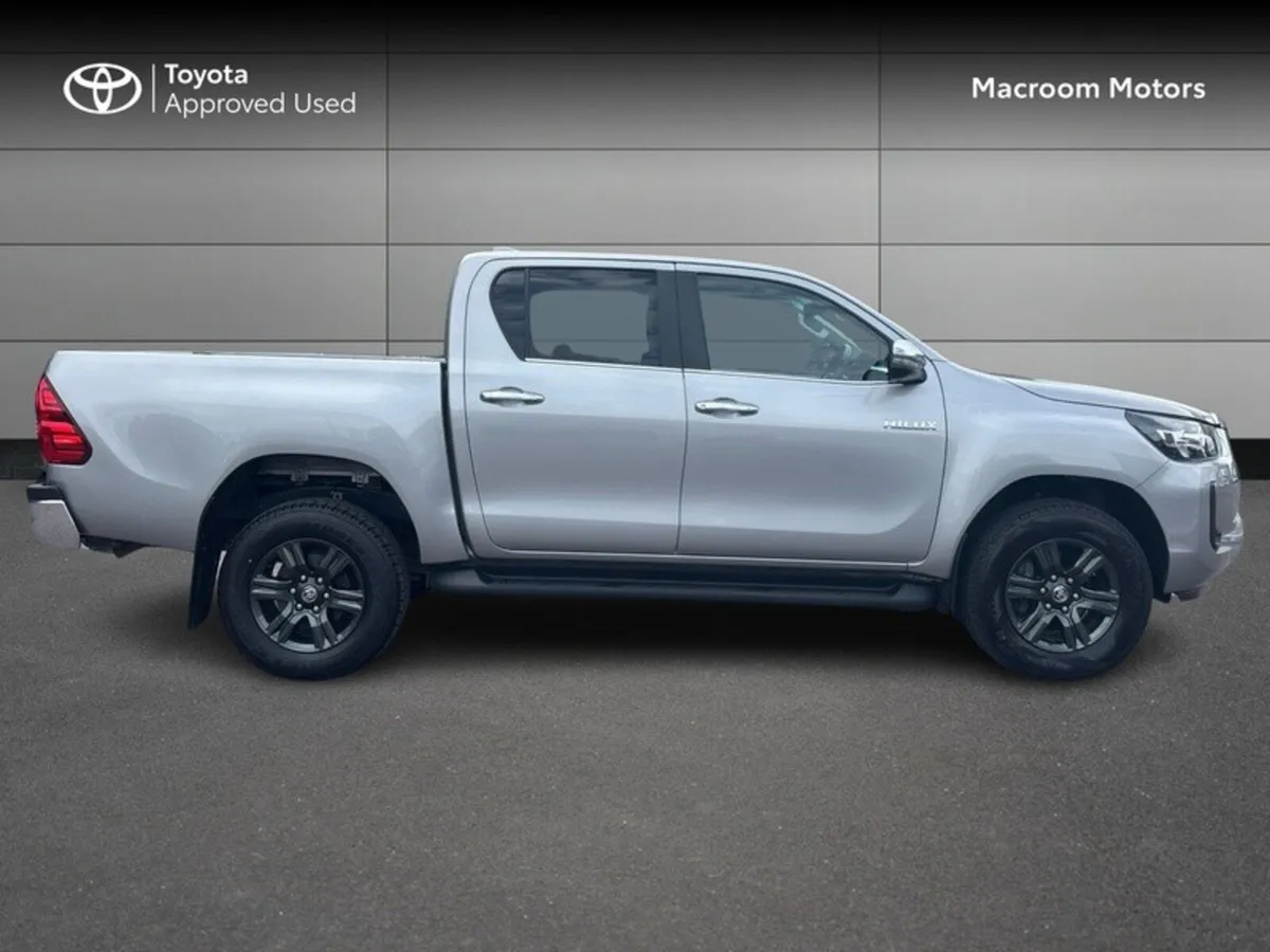 Toyota Hilux 2.8 SR5 D/CAB AUTO - Image 3