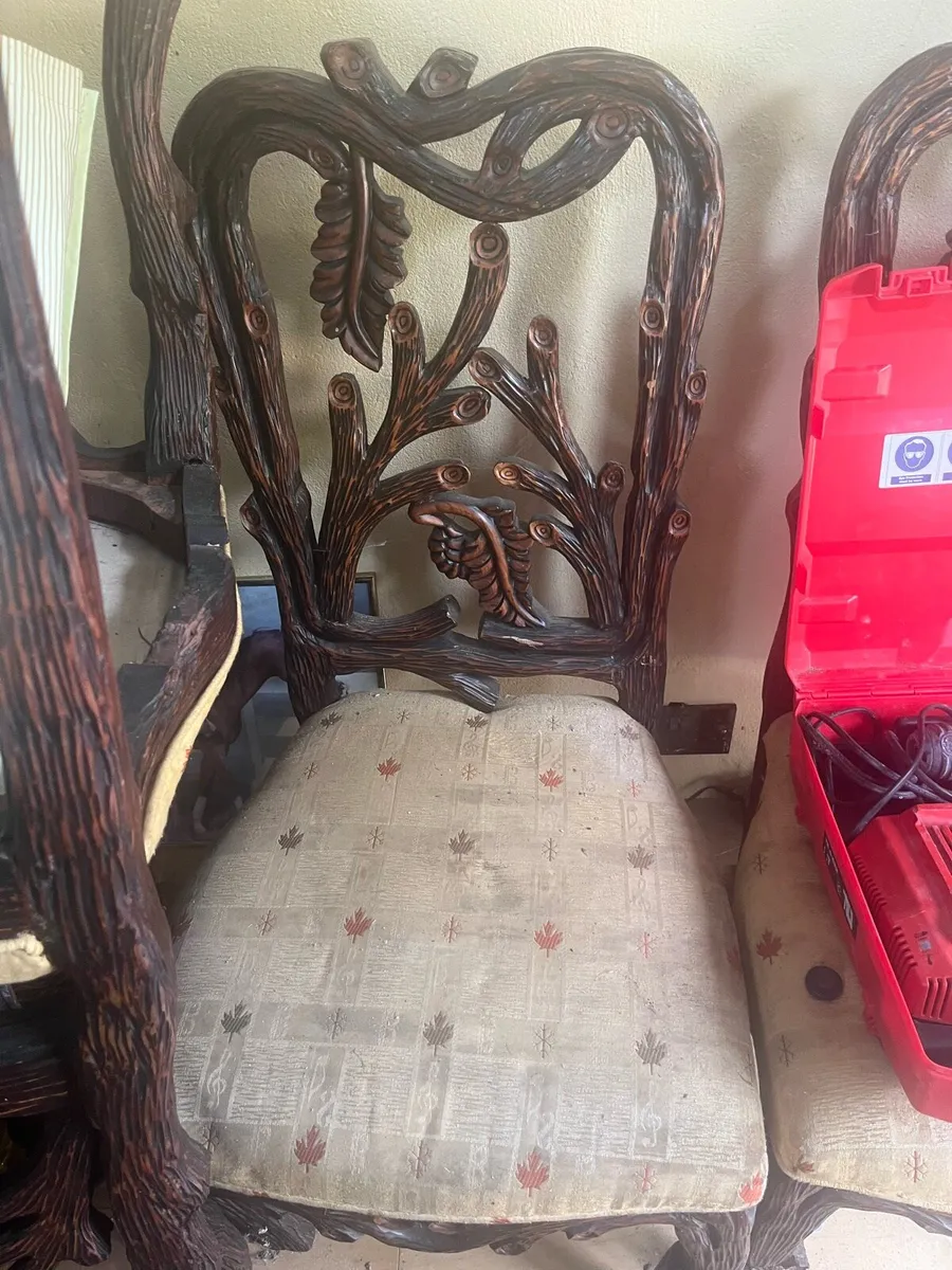 Table and chairs - Image 2