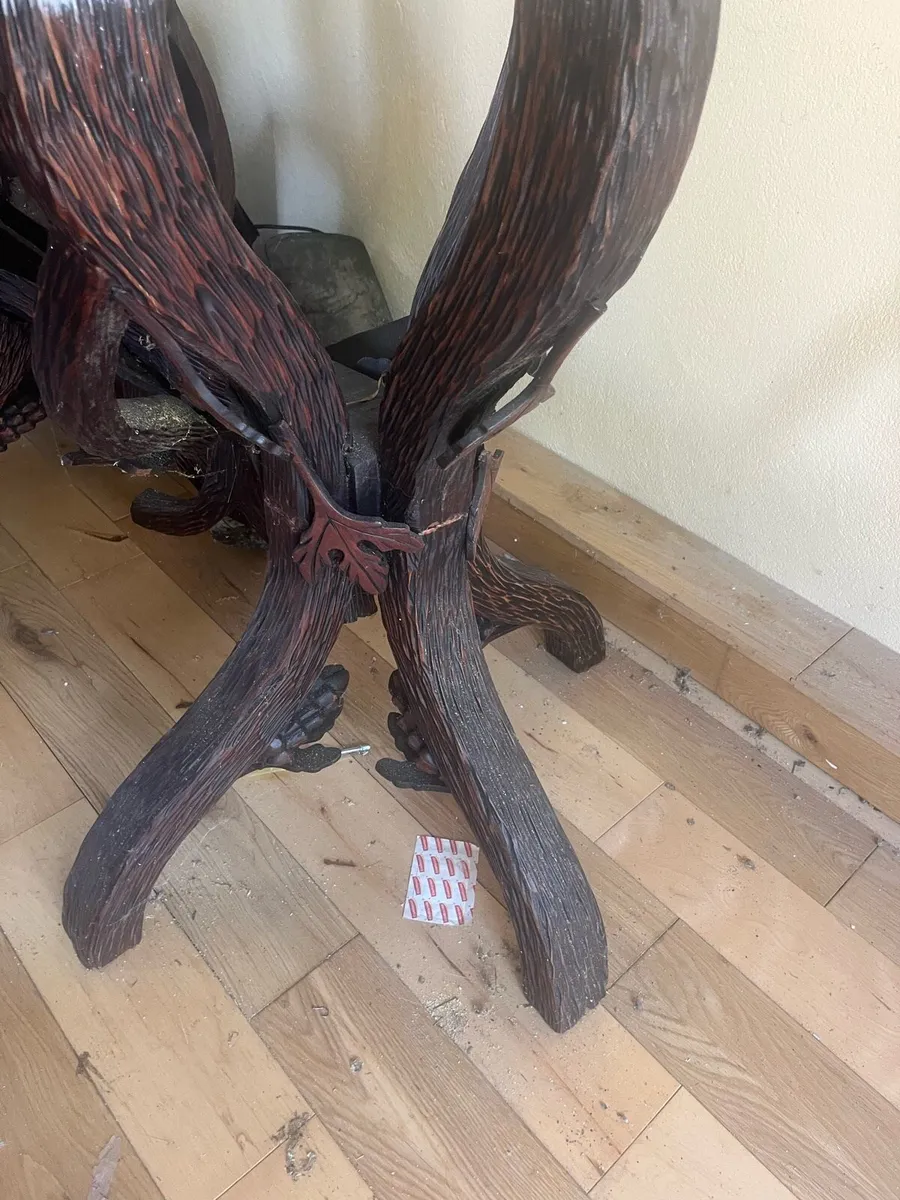 Table and chairs - Image 4