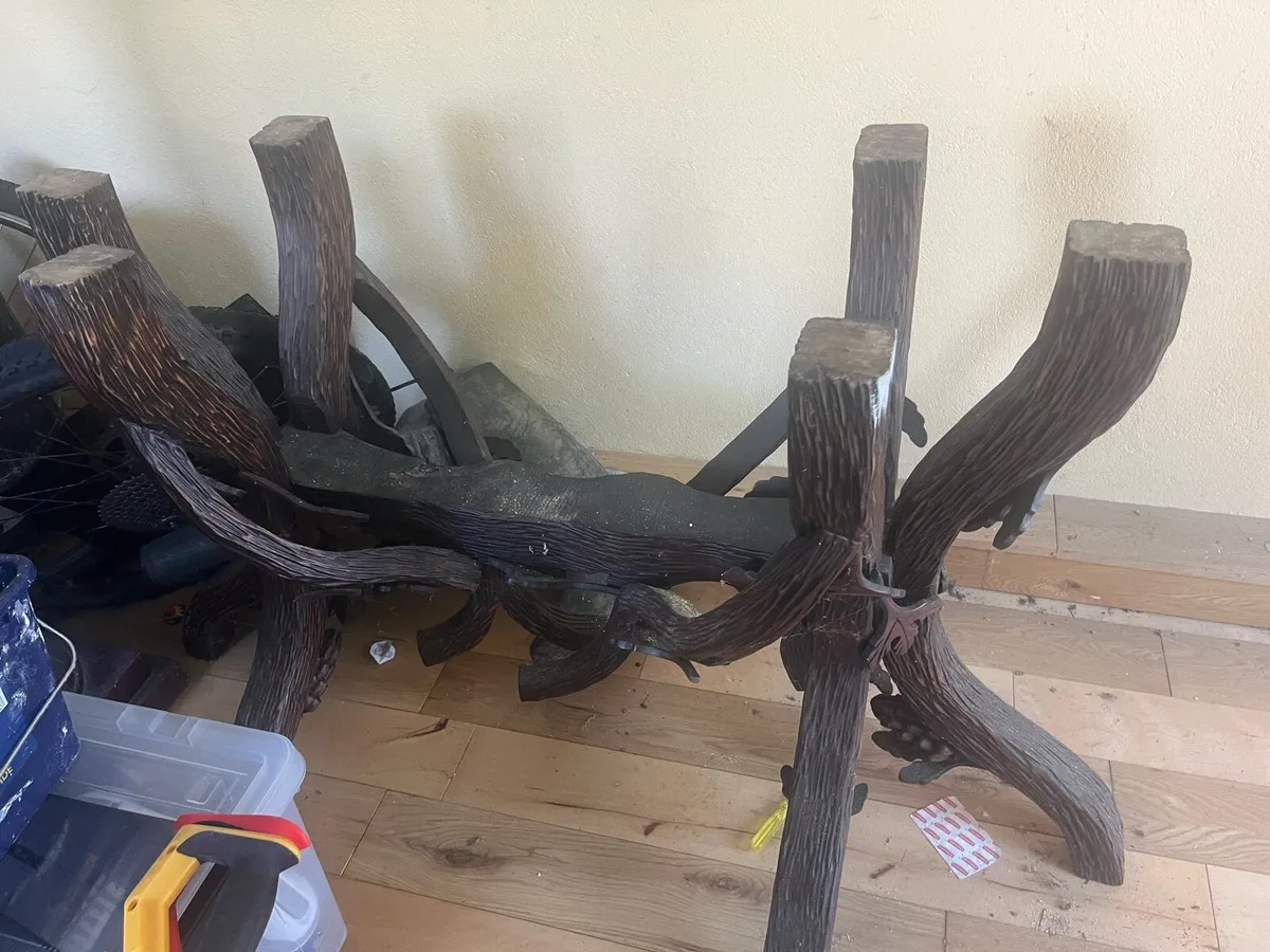 Table and chairs - Image 3