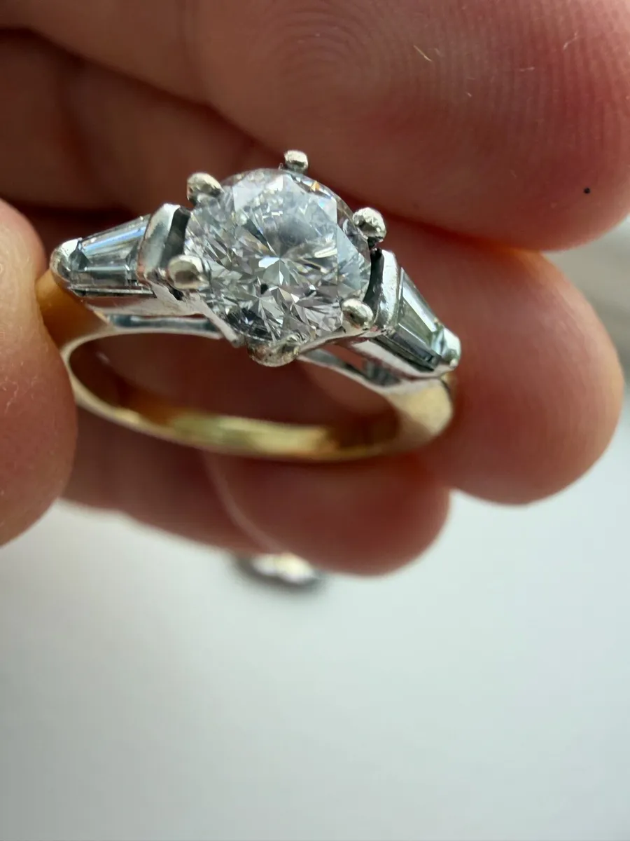 Engagement ring and diamond and gold wedding band - Image 3