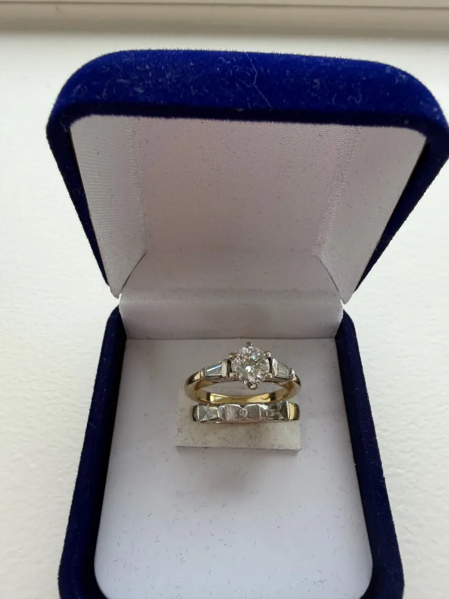 Engagement ring and diamond and gold wedding band - Image 4