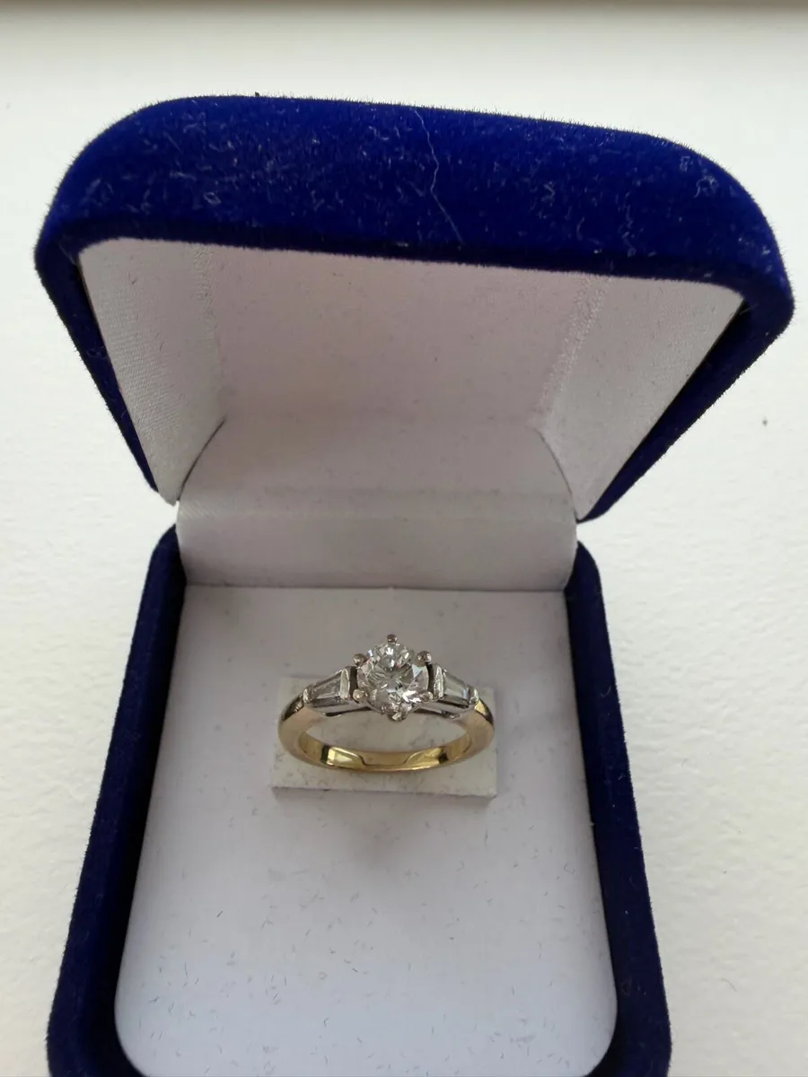 Engagement ring and diamond and gold wedding band - Image 2