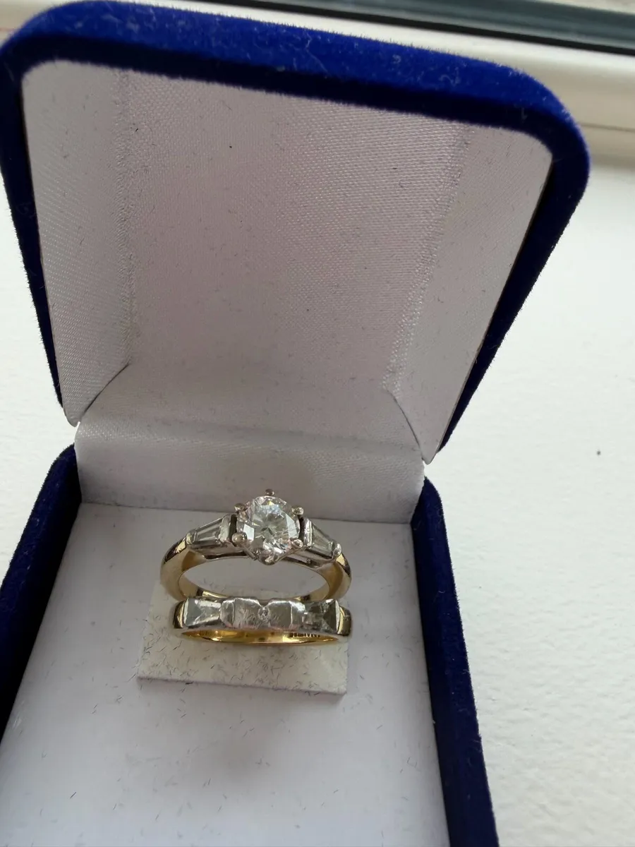 Engagement ring and diamond and gold wedding band - Image 1
