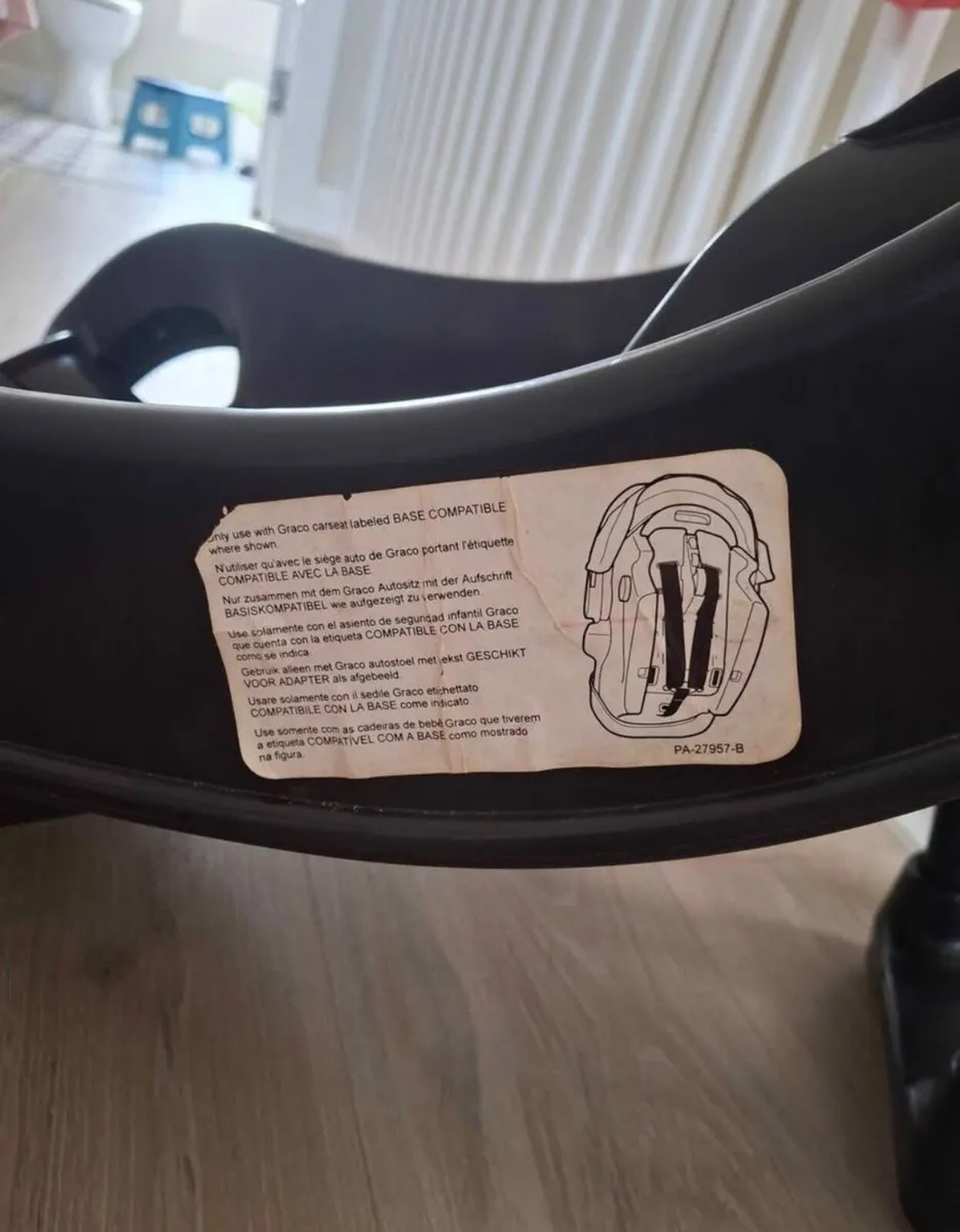 Graco car seat and isofix base - Image 2