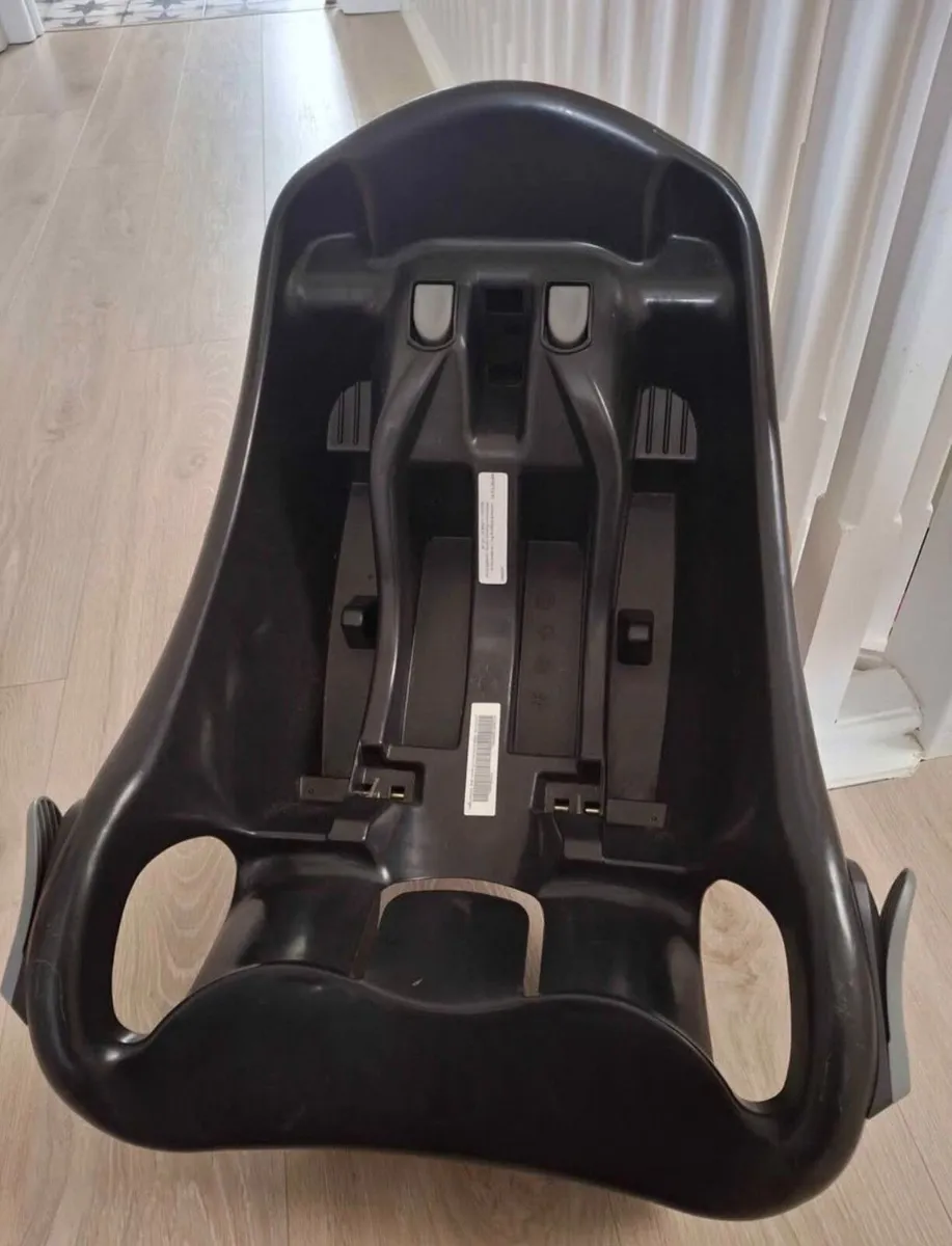 Graco car seat and isofix base - Image 3