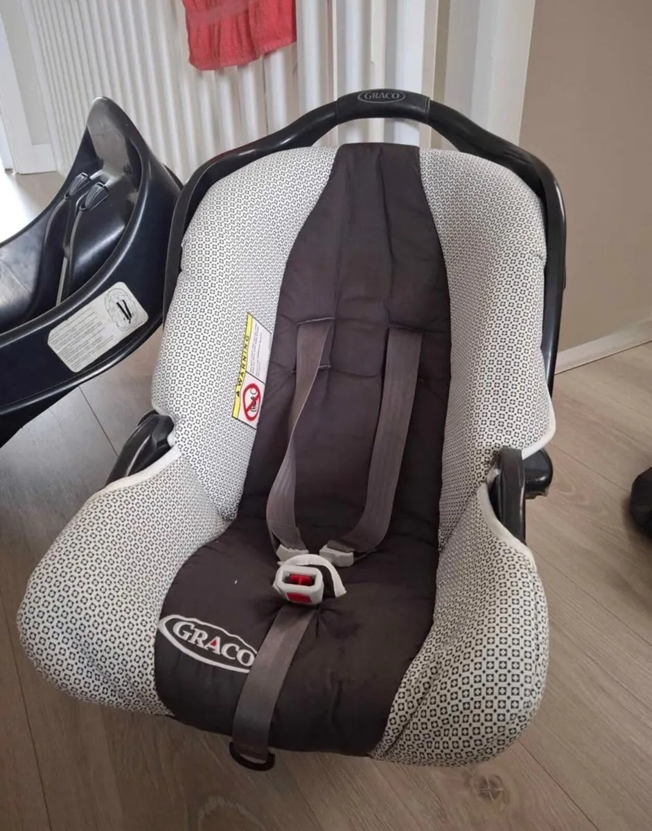 Graco car seat and isofix base - Image 1