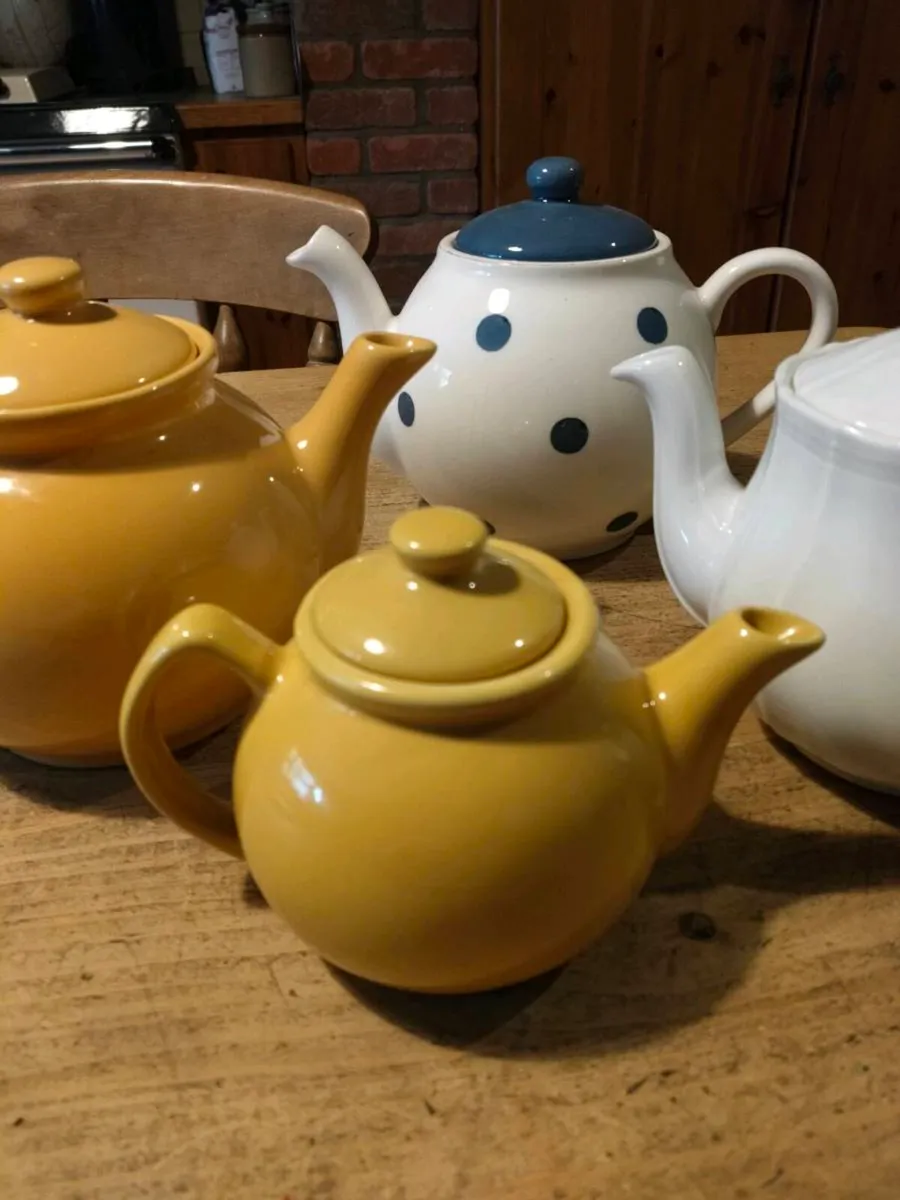 Ceramic teapots 3 large, 1 small. All 3 perfect. O - Image 3