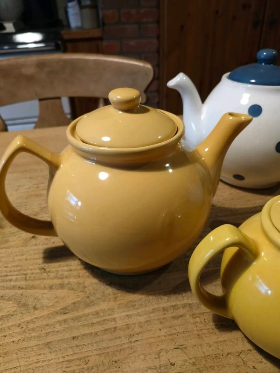Ceramic teapots 3 large, 1 small. All 3 perfect. O - Image 4