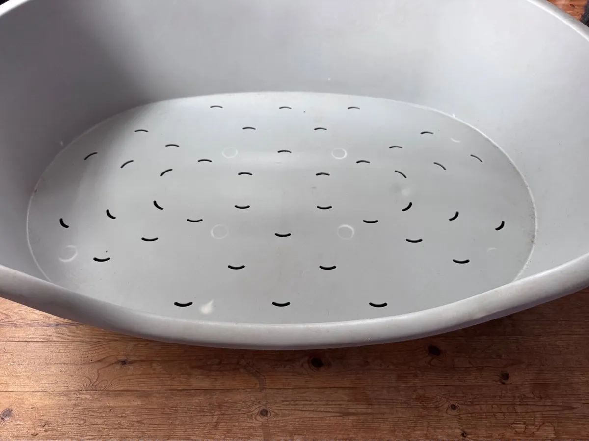 Dog bed hard plastic large free - Image 2